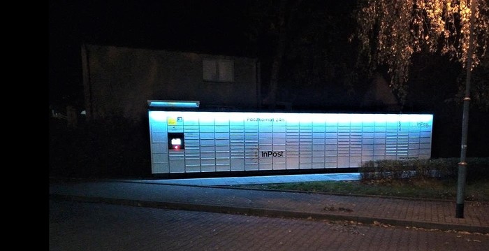 Parcel Locker SIW01M Po lewej stronie, przed Szkołą
