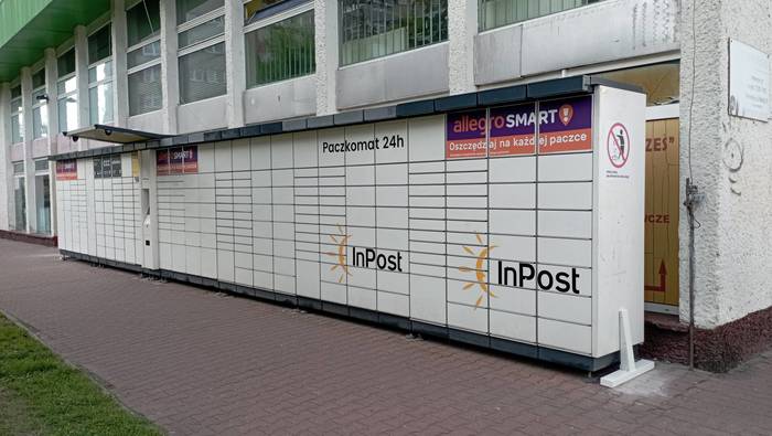 Paczkomat SIW02A Przy markecie Stokrotka i centrum Prima