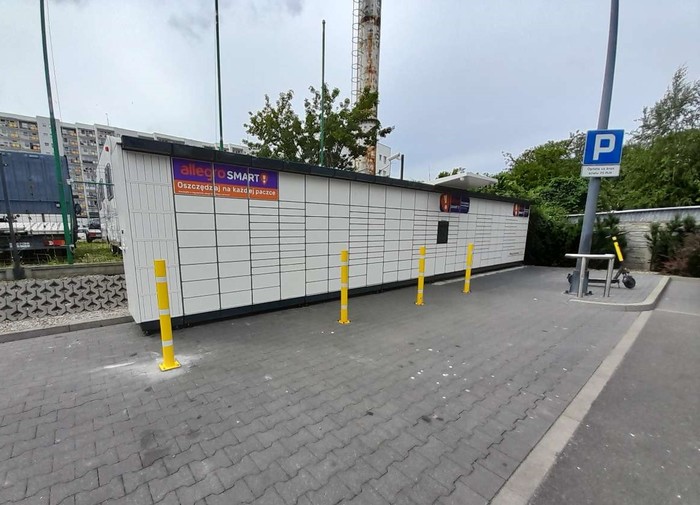Paczkomat SIW03M Na parkingu sklepu Lidl