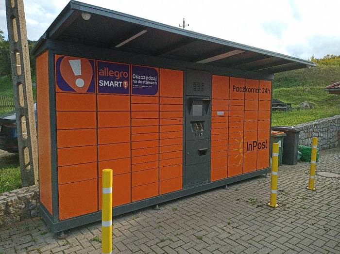 Paczkomat SIX01F Po lewej stronie gościńca