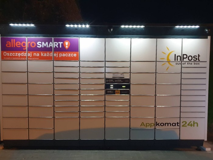 Paczkomat SIZA01BAPP na parkingu