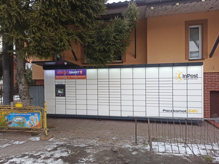 Paczkomat SJE01M przy sklepie