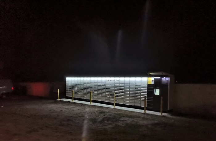 Paczkomat SJT01A przy sklepie narzędziowym u Józefa
