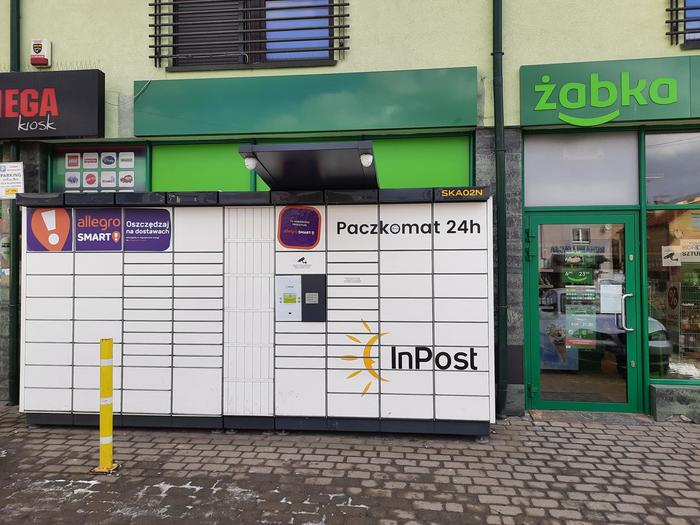 Paczkomat SKA02N Przy wejściu do sklepu Żabka