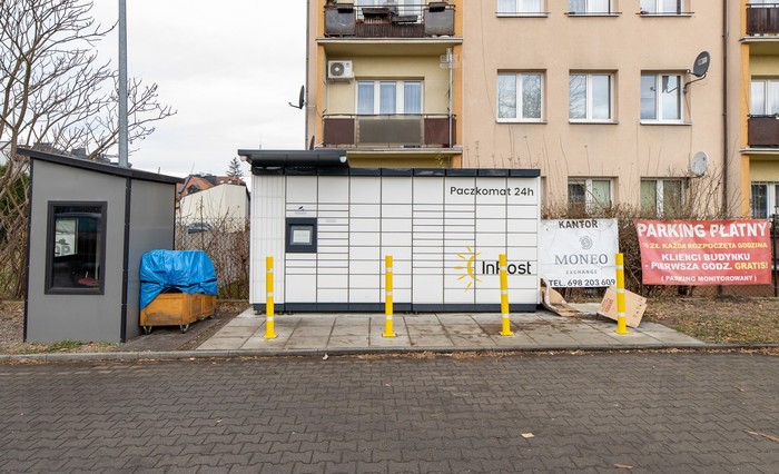Paczkomat SKA03M Na parkingu przy banku Pekao S.A