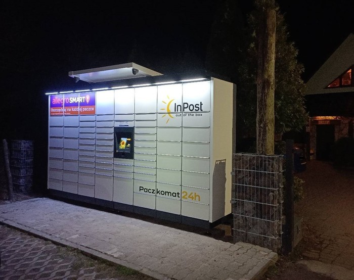 Paczkomat SKAL01M Przed sklepem