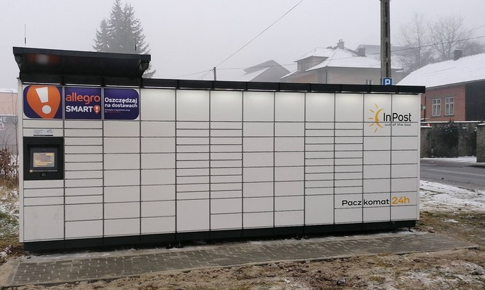 Paczkomat SKC03M przed biurowcem SOLARPOL