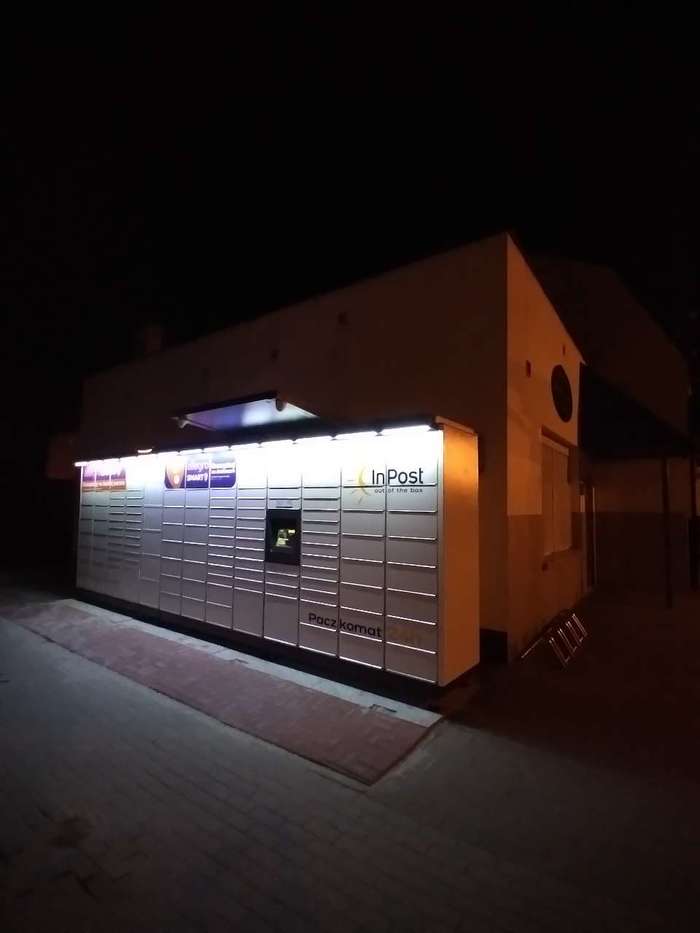 Paczkomat SKE04M Przy wejściu do Sklep Polski