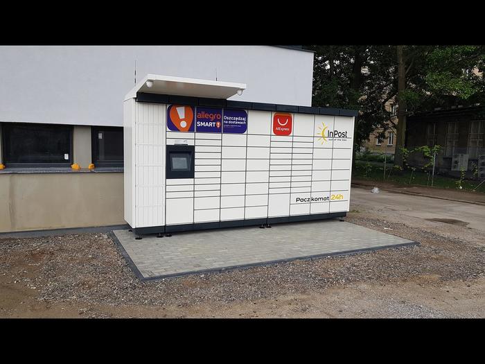 Paczkomat SKI03M Przy biurowcu.
