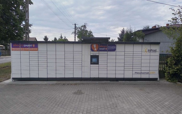 Paczkomat SKI07M Na parkingu przy sklepie spożywczym Maszynkiewicz