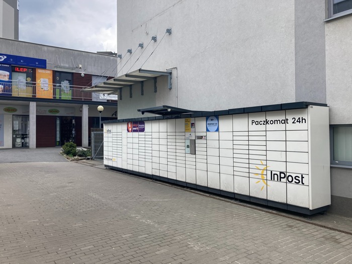 Paczkomat SKK01N Na lewej ścianie Galerii Hermes