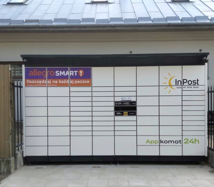 Paczkomat SKK02BAPP Przed budynkiem w linii płotu
