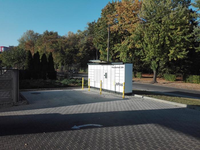 Paczkomat SKK02N Przy wjeździe na automyjnię