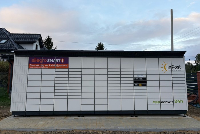 Paczkomat SKK04BAPP Przed ogrodzeniem