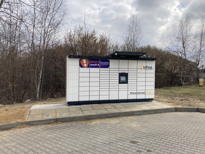 Paczkomat SKK04M Parking przy wjeździe na myjnie
