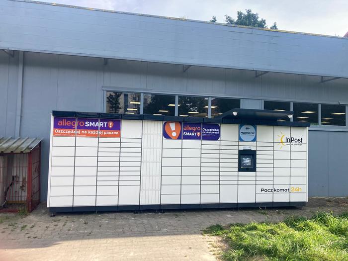 Paczkomat SKK05M po lewej stronie od wejścia do sklepu Dominium