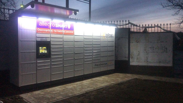 Paczkomat SKK11M Parking przed biurowcem COI