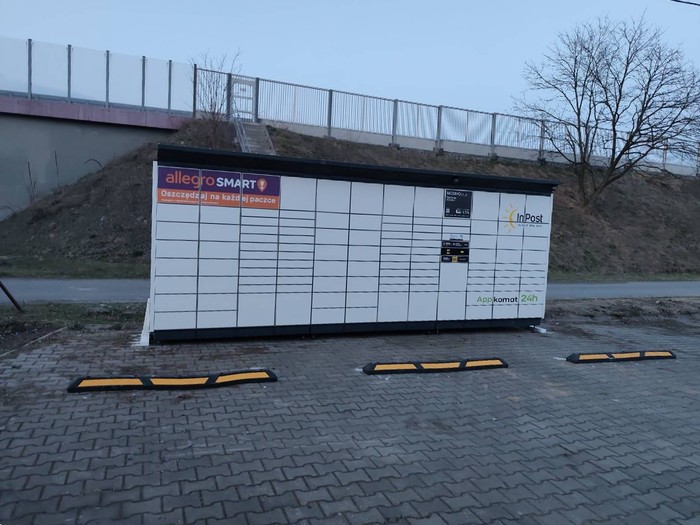 Paczkomat SKO01BAPP Na parkingu przed myjnią