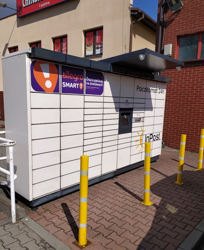 Paczkomat SKO01M Parking przed Biedronką