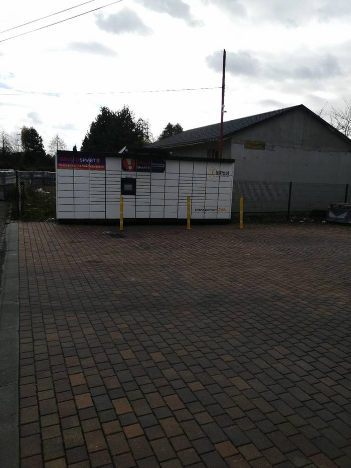 Paczkomat SKO03M Parking obok myjni
