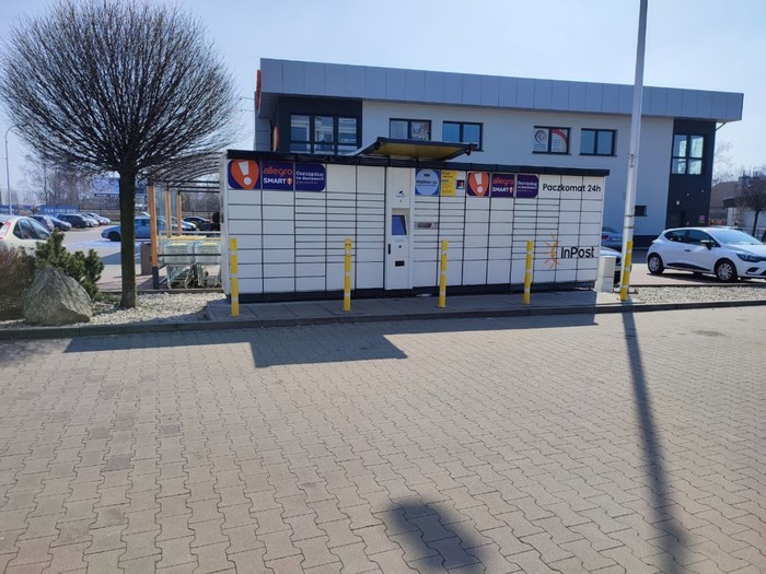 Paczkomat SKO04A Na parkingu przy sklepie Biedronka