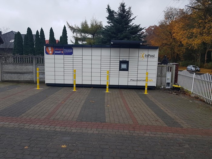 Paczkomat SKP01M Na parkingu sklepu