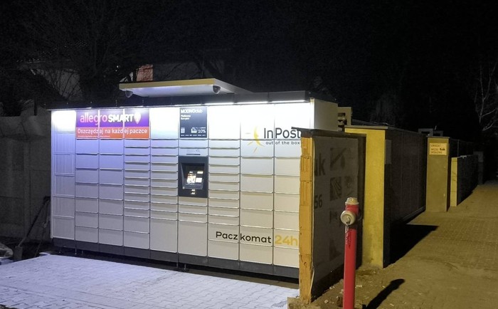 Paczkomat SKRZ01M Przy wystawie kostki brukowej