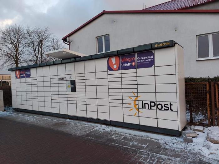 Paczkomat SKS01N Przy parkingu miejskim obok straży pożarnej
