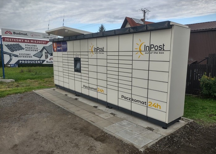 Paczkomat SKV01M przy warsztacie samochodowym