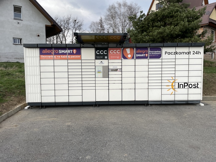 Parcel Locker SKV01N Na parkingu  za sklepem Janosik