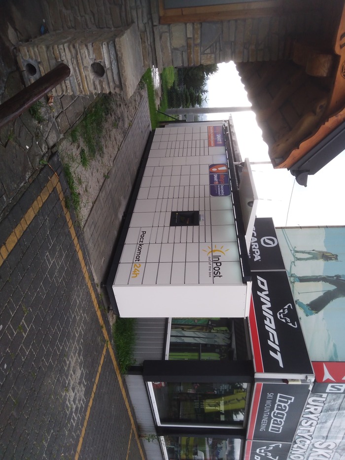 Paczkomat SKV02M Na Parkingu przy sklepie sportowym
