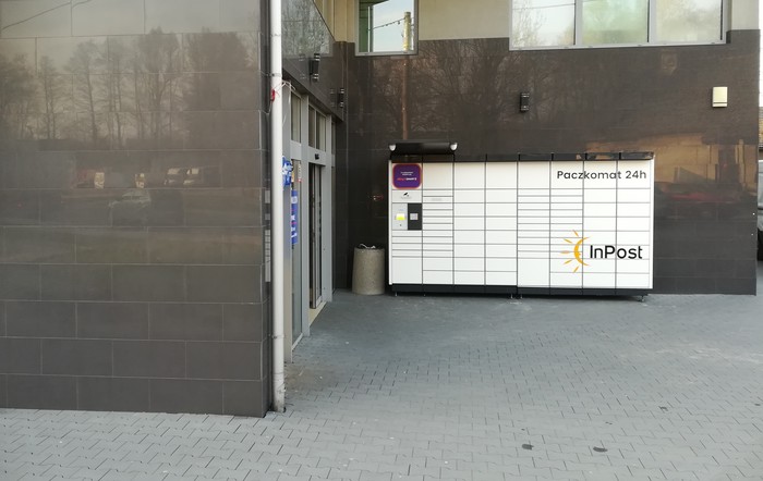 Paczkomat SKW02N Przy głównym wejściu do Galerii
