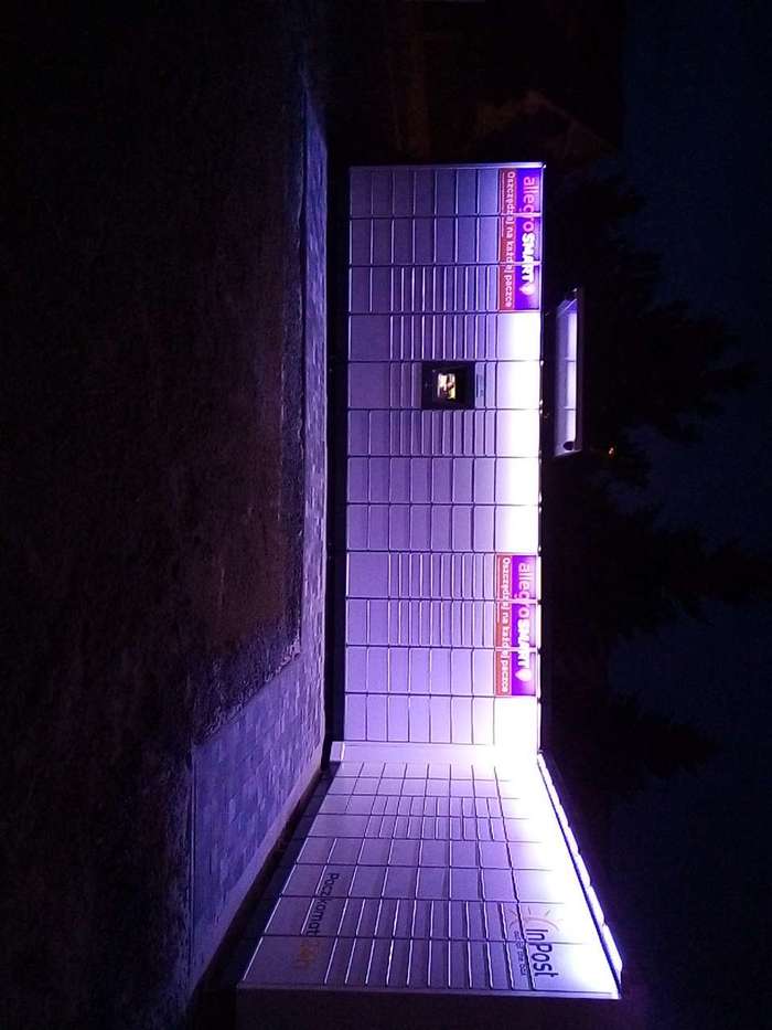 Paczkomat SKW06M Na parkingu prywatnej posesji