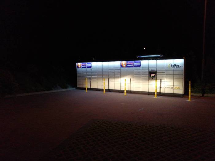 Paczkomat SKZ03M na parkingu stacji paliw Auto-Mix