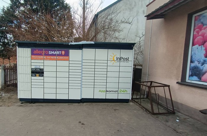 Parcel Locker SKZY01BAPP Na parkingu przy sklepie spożywczym
