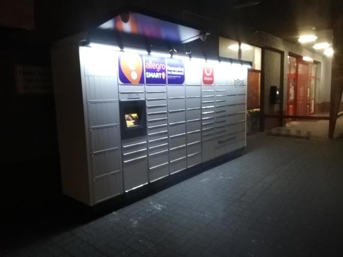 Paczkomat SLA01M Przy wejściu do marketu "LUX"