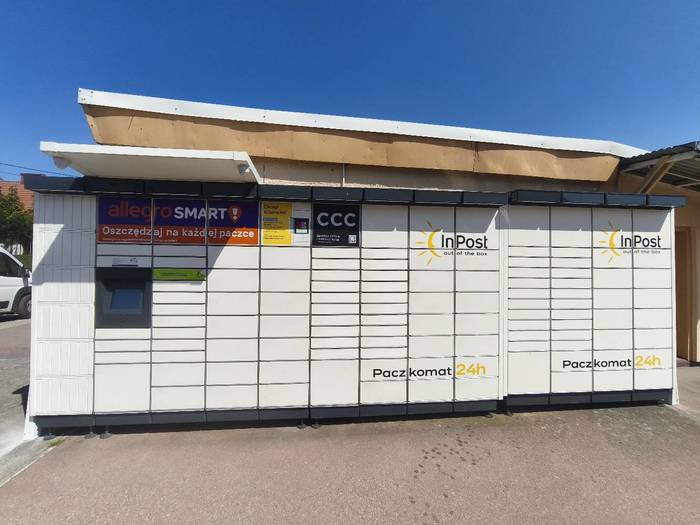 Paczkomat SLA03M Z tyłu market "LUX" (strona wschodnia)