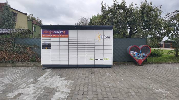 Paczkomat SLAN01BAPP Na parkingu Sklepu Polskiego
