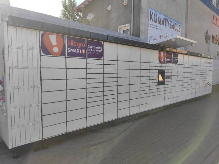 Paczkomat SLB02M Przy parkingu sklepu Lidl