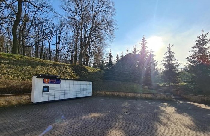 Paczkomat SLB06M na parkingu za hotelem