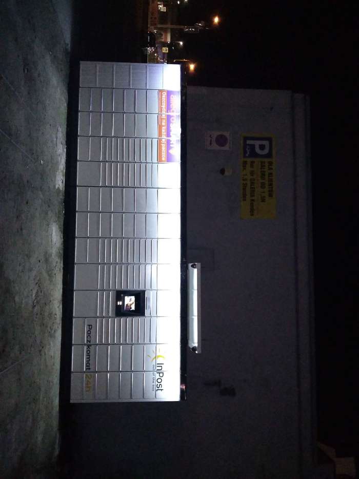 Paczkomat SLB07M na parkingu obok Komfortu