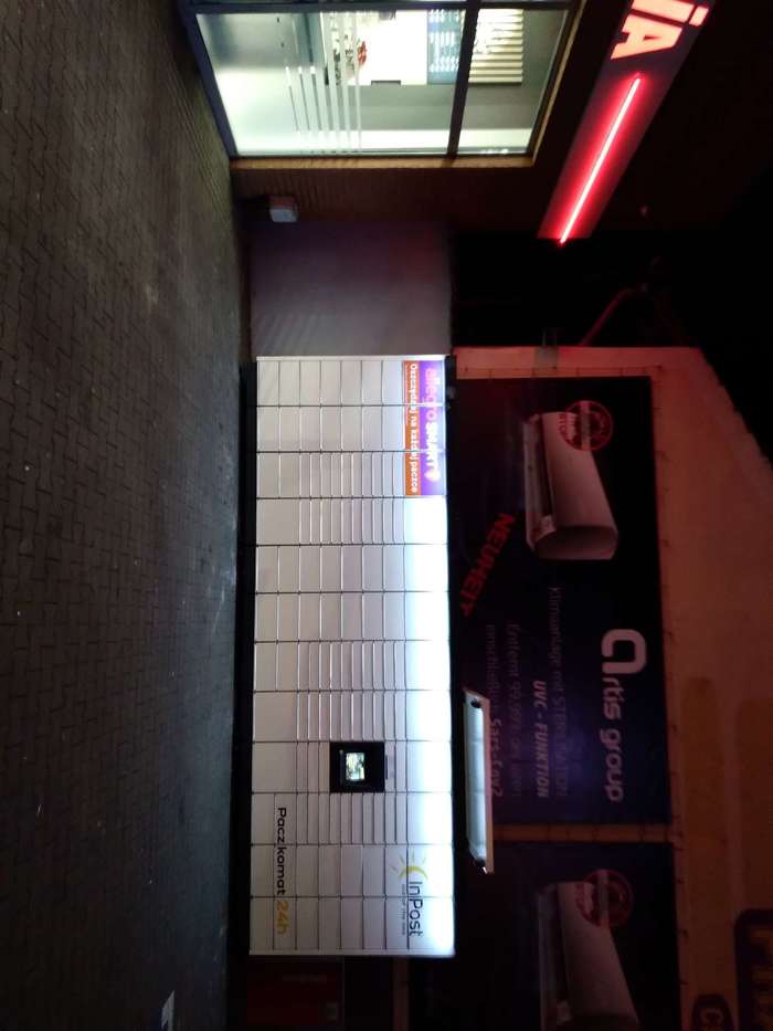 Parcel Locker SLB08M na parkingu stacji paliw
