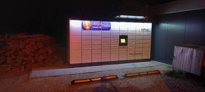 Paczkomat SLD01M Parking sklepu KUBUŚ