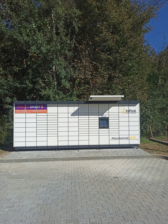 Paczkomat SLD02M Parking stacji przy wjeździe