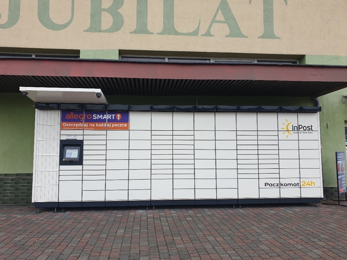 Paczkomat SLE03M Na parkingu przy Domie Handlowym Jubilat