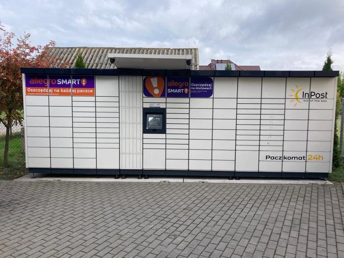 Parcel Locker SLF01M Parking z boku sklepu