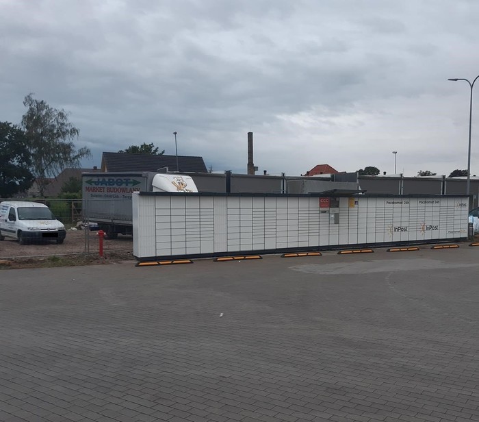 Paczkomat SLN02N na parkingu