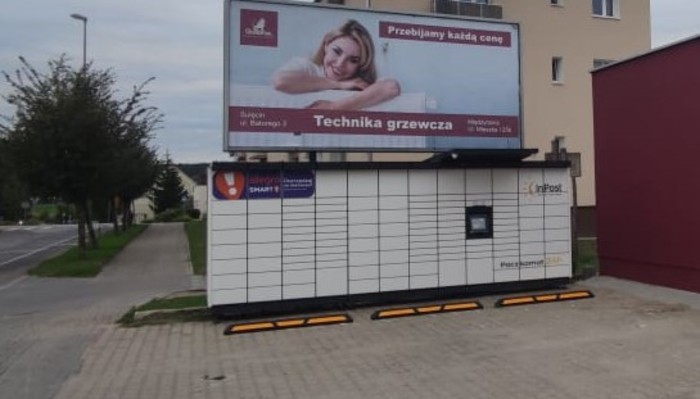 Paczkomat SLN03M na parkingu sklepu Quadrus