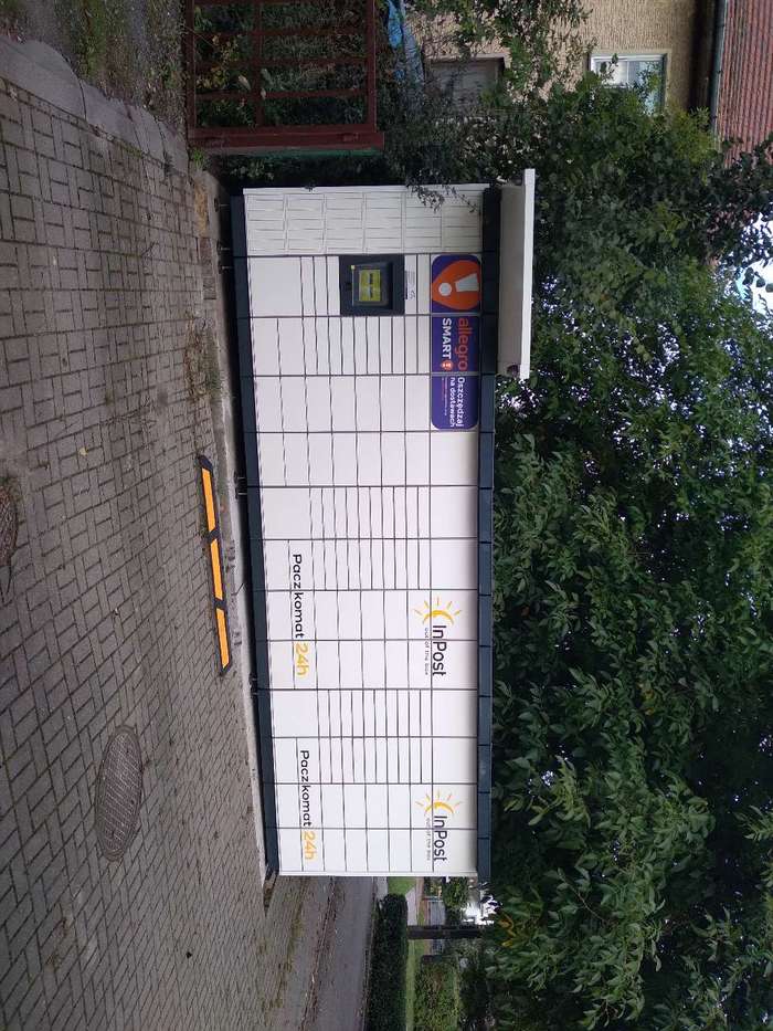 Paczkomat SLN05M na parkingu posesji