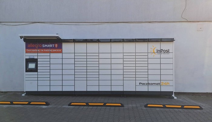 Paczkomat SLN07M przy budynku